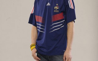 偏瘦穿足球服好看吗男，偏瘦穿足球服好看吗男生